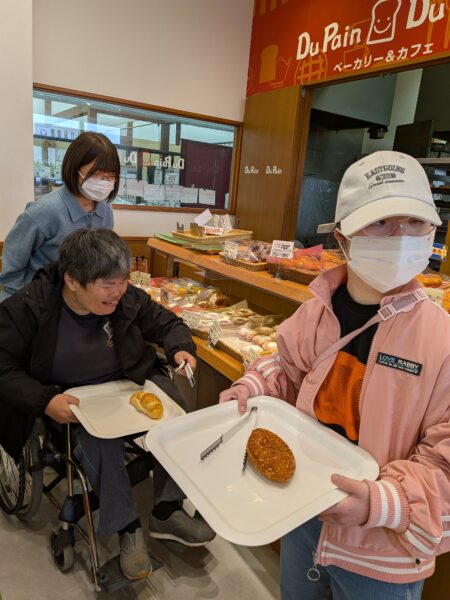 ホックにパンを買いに行こう〰️